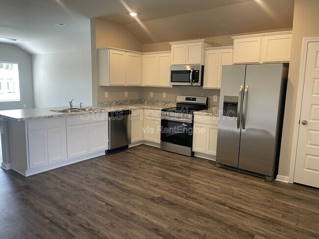 Foto del edificio - 223 Faded Rose Ln