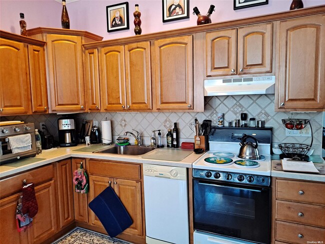 Building Photo - 2558 Regent Pl