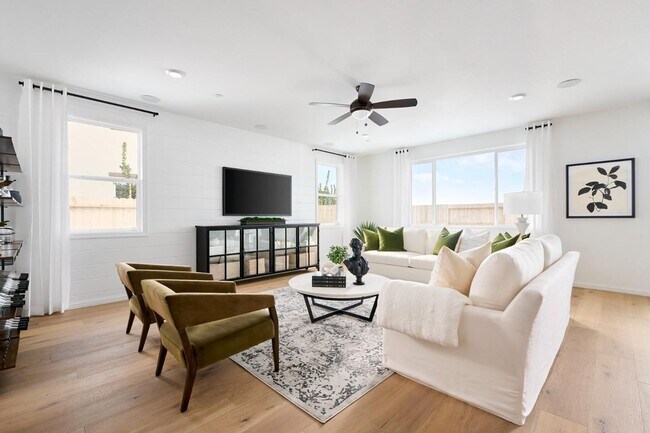 Building Photo - NEWER SOLAR HOME – 4 Bed / 3 Bath + Loft | 2,800 Sq Ft  SEE VIDEO