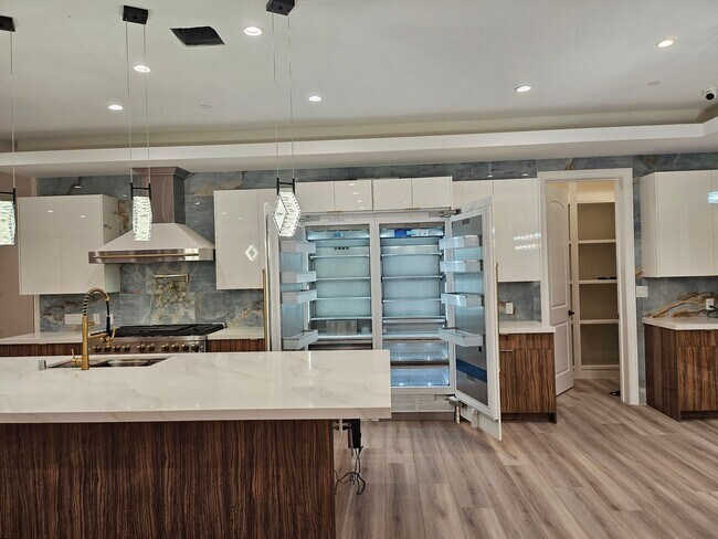 Building Photo - Exquisite 5-Bedroom Luxury Pool Home with ...