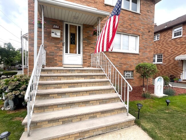 Building Photo - 286 Maple Ave