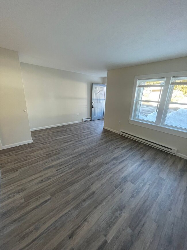 Building Photo - Renovated 2 Bedroom Apartment for Rent in ...