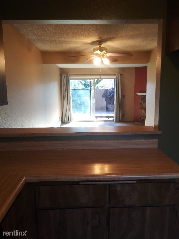 Building Photo - 2 br, 1.5 bath Townhome - 1572 Parkway Drive