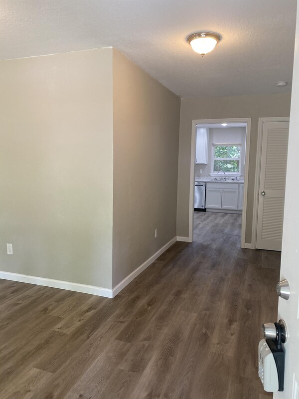 Building Photo - 6332 Fabian Dr
