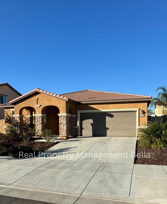 Foto principal - Spacious Single-Story 4-Bed, 3-Bath and Bo...