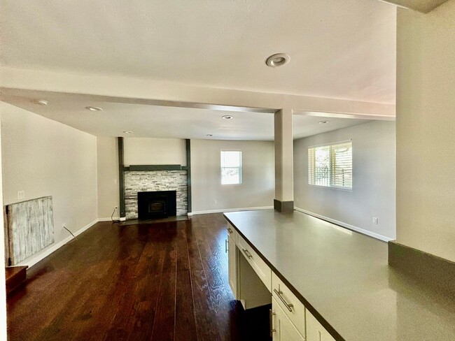 Foto del edificio - Beautiful 2100 sq ft Prescott home, 4 bed 2 bath with large upstairs loft on almost an acre of land!