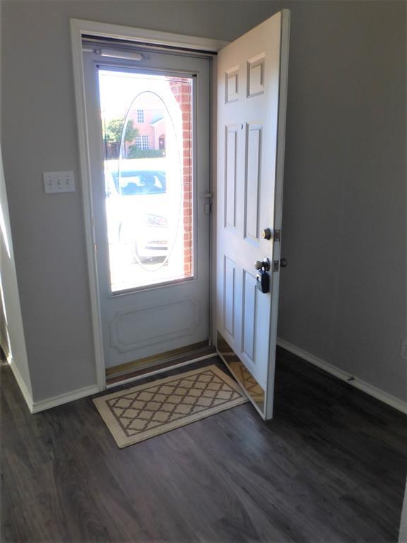 Foto del edificio - 7100 Park Creek Cir W