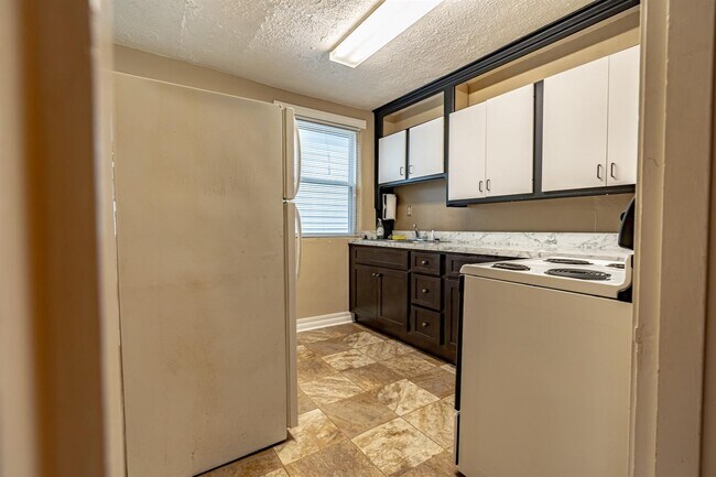 Building Photo - 210 Briar Cliff St