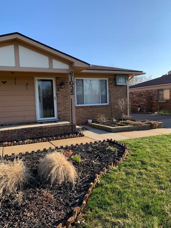 Porche delantero - 61035 11 Mile Rd