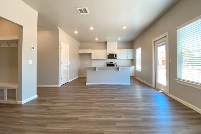 Building Photo - Modern 3 Bed, 2.5 Bath Townhome for Rent i...