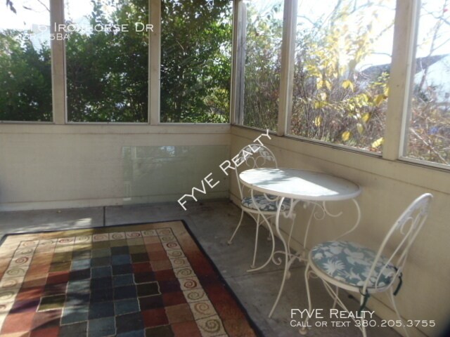 Building Photo - 516 Ironhorse Dr