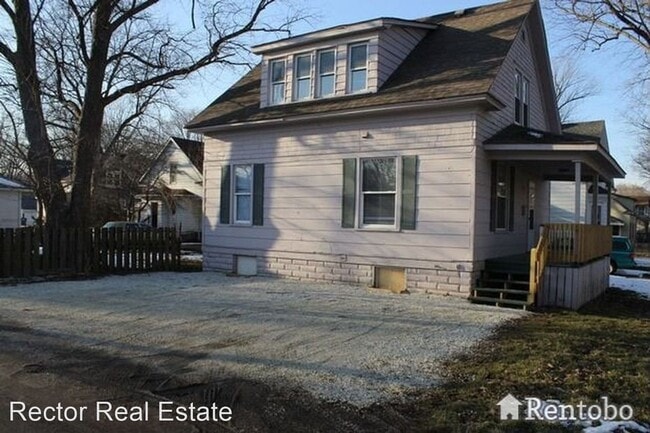 Building Photo - 3 br, 1 bath House - 605 N. Prairie St.