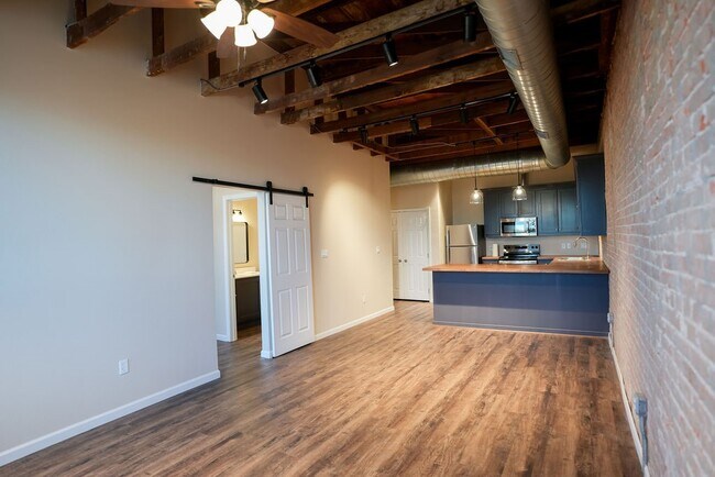 Foto del edificio - 210 E Washington Ave