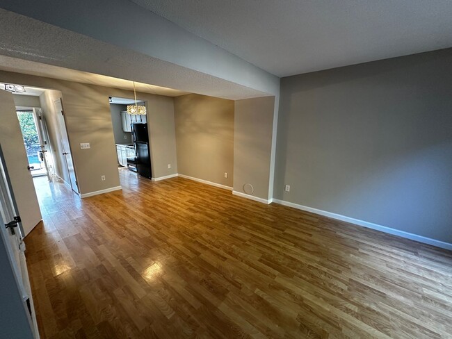 Foto del edificio - Convenient Townhome just off Lawndale Dr i...