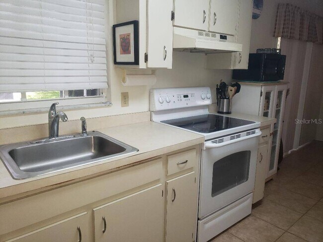 Foto del edificio - 7912 Midway Dr Terrace