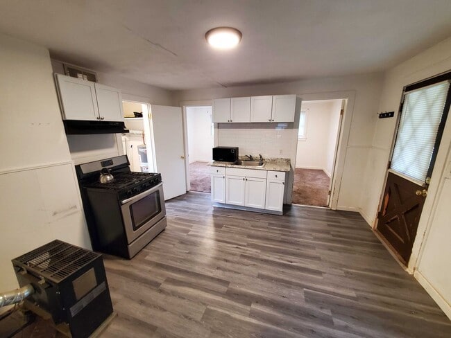 Foto del edificio - 2-Bedroom Home with Private Yard – Convenient Albany Location
