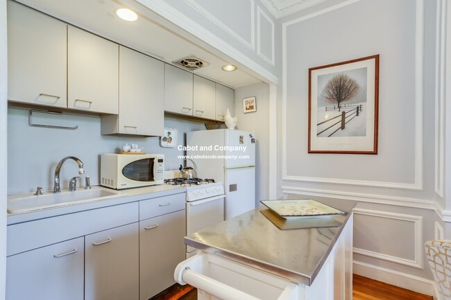 Building Photo - 164 Beacon St