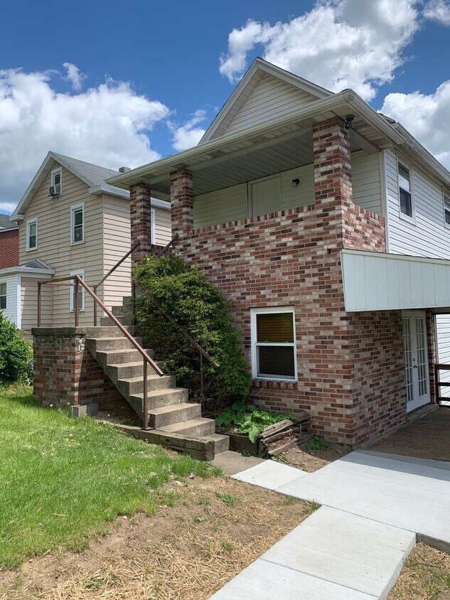 407 25th St Unit Second Floor, McKeesport, PA 15132 Room for Rent in
