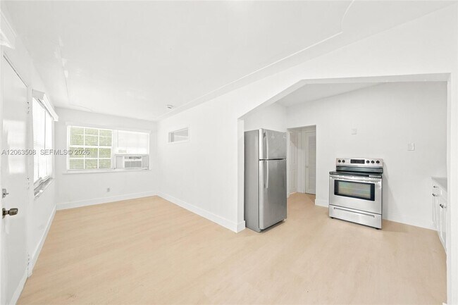 Foto del edificio - 119 NE 56th St