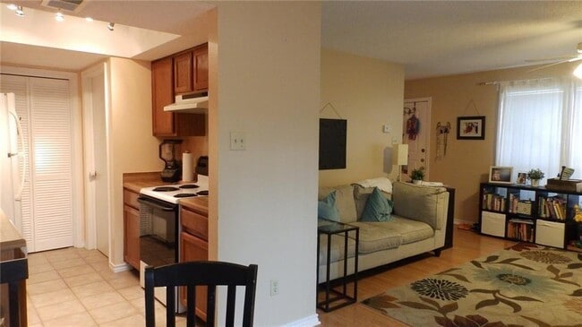 Foto del edificio - 8500 Lyndon Ln