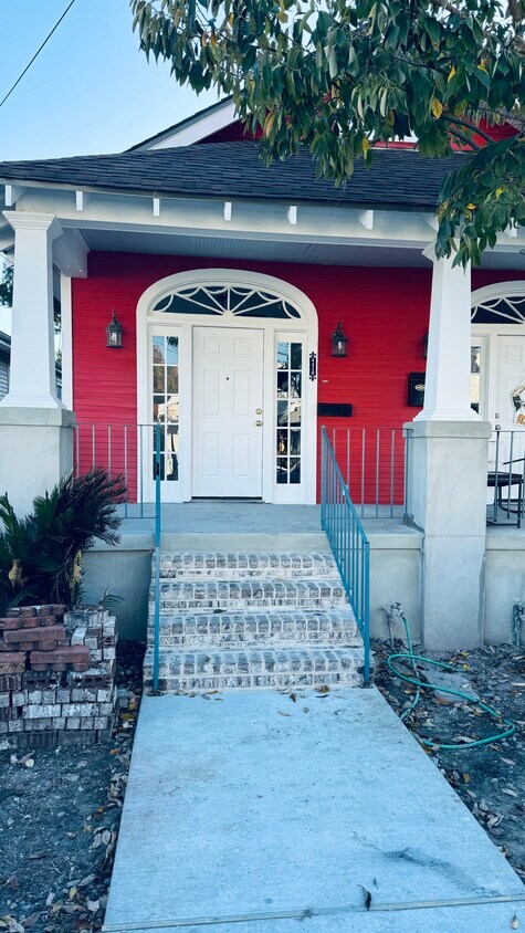 Front porch - 4420 General Pershing St