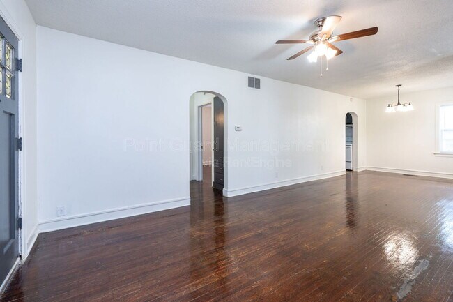 Foto del edificio - 102 W Zimmerly St