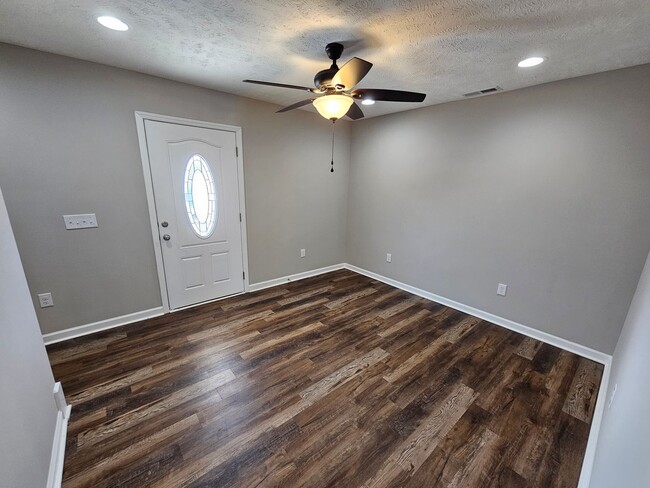 Foto del edificio - FALL MOVE IN SPECIAL!...Adorable Townhome ...