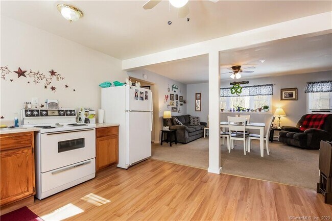 Foto del edificio - 76 Tamarack Rd