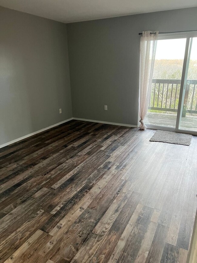 Building Photo - 3 bedroom/2 bath condo unit