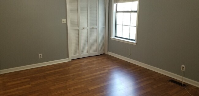 Foto del edificio - 472 Claircrest Dr
