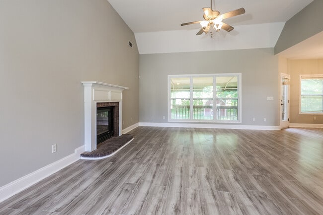 Building Photo - 905 Vandiver Ct