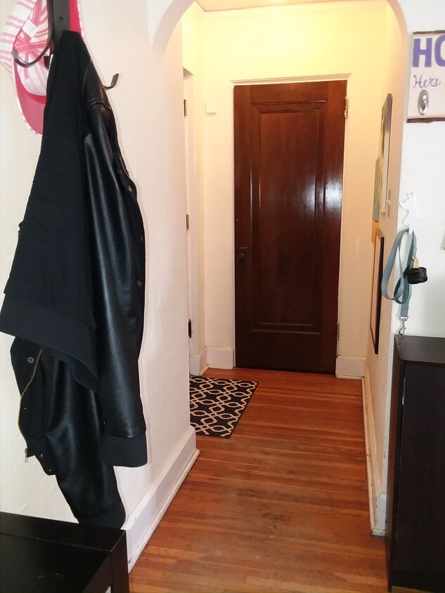 Apt entry with closet - 610 Summit Ave