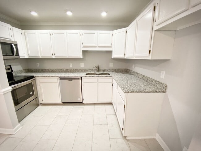 Building Photo - Beautifully Renovated 2 Bedroom 2 Bath in ...
