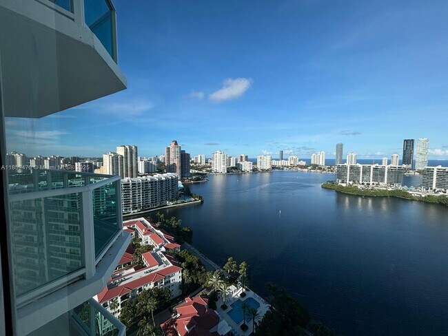 Foto del edificio - 3301 NE 183rd St