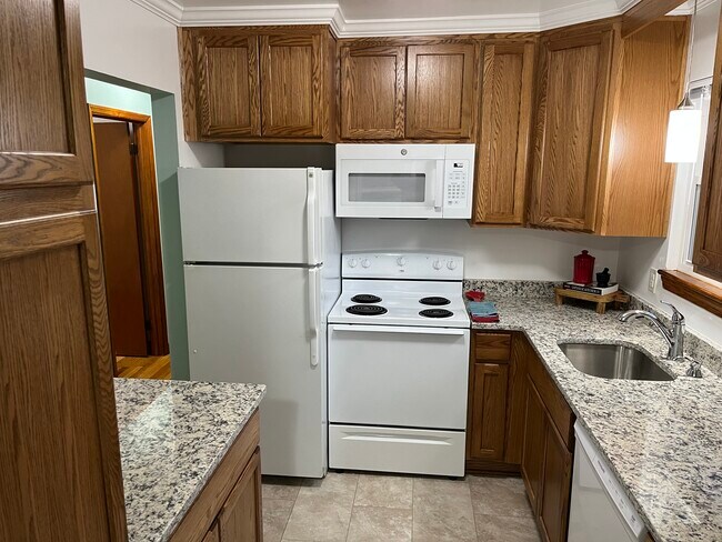 Cocina reformada con armarios de roble y encimeras de granito. - 1413 Grace St
