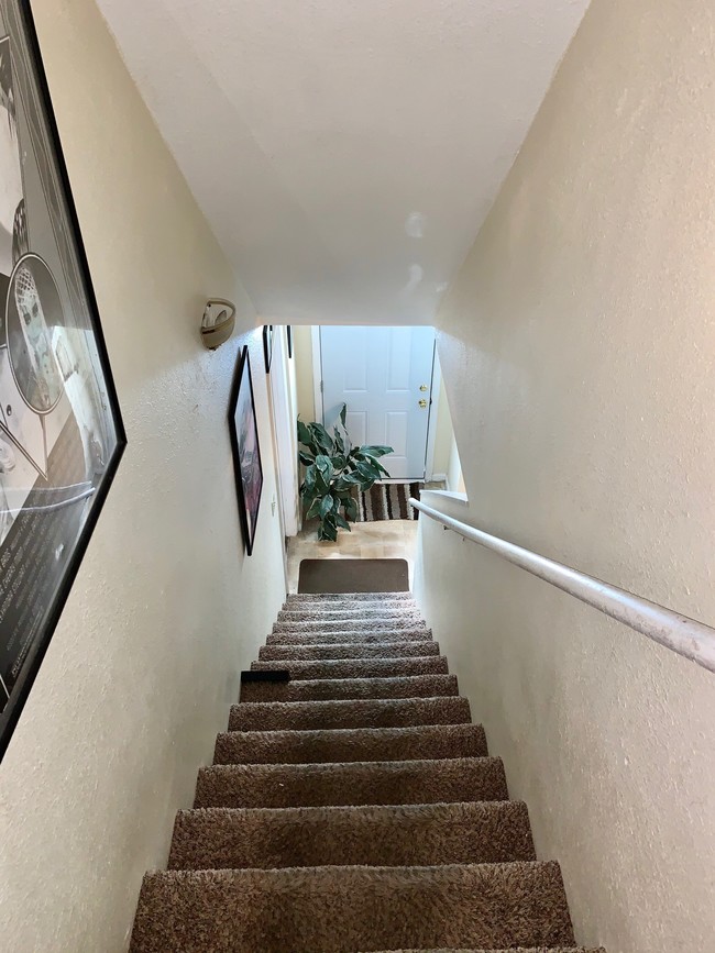 Building Photo - 1435 Dutch Valley Dr