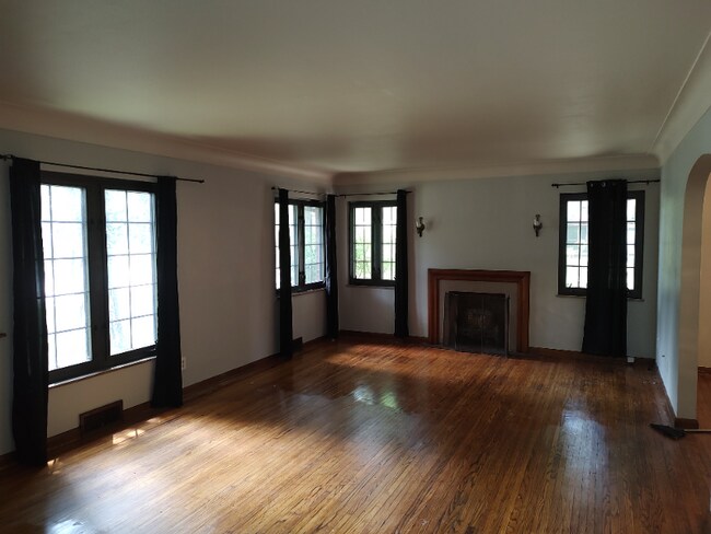 Building Photo - 2324 Kenwood Blvd