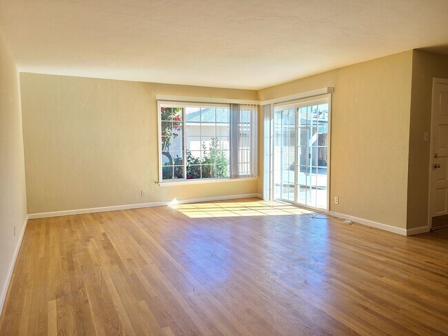 Foto del edificio - Large 2 bed/1.5 bath home with HUGE yard a...