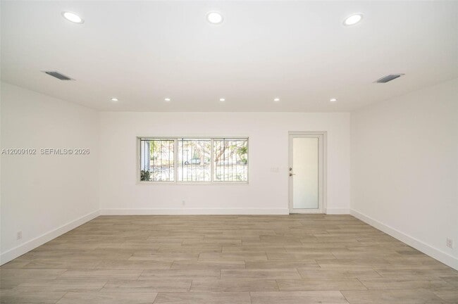Foto del edificio - 330 SW 27th Rd