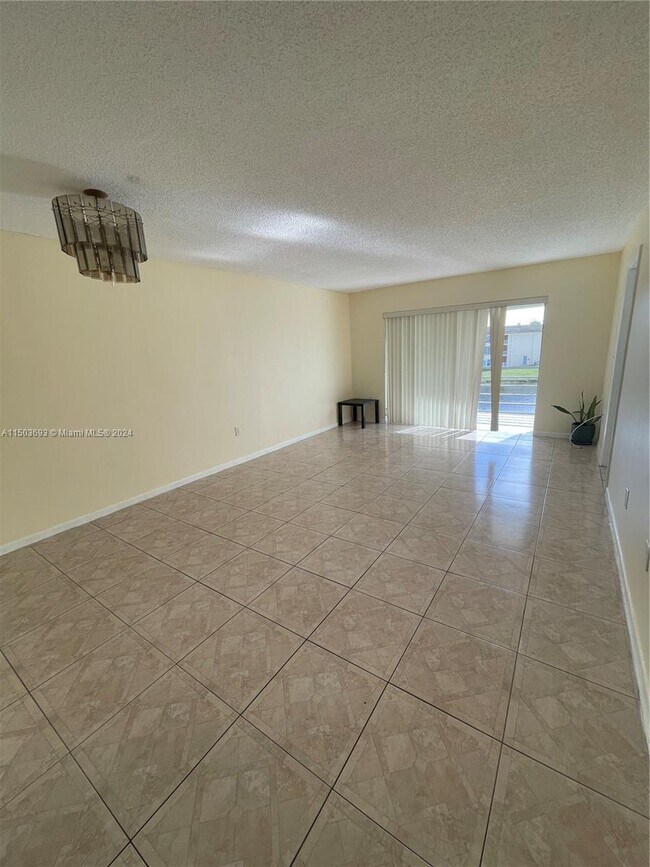 Foto del edificio - 8435 Sunrise Lakes Blvd