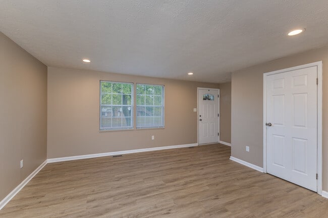 Building Photo - 1885 Lincrest Dr