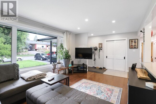Building Photo - 926 Charleswood Ave