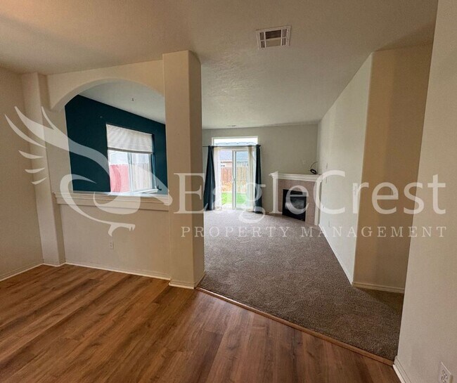 Foto del edificio - Three Bedroom, Two Bathroom Home Located o...