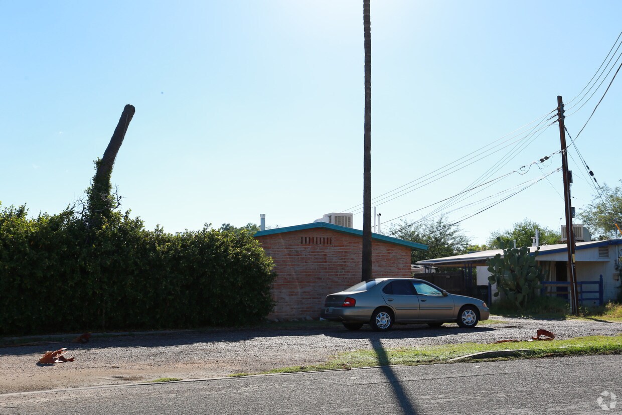 Building Photo - 1638-1644 N Sycamore Blvd