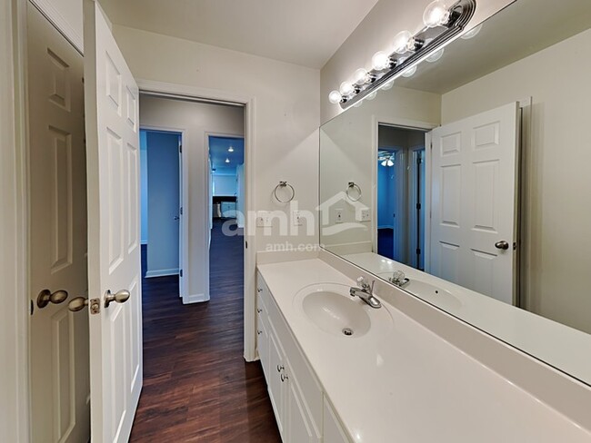 Building Photo - 2711 Waywood Dr