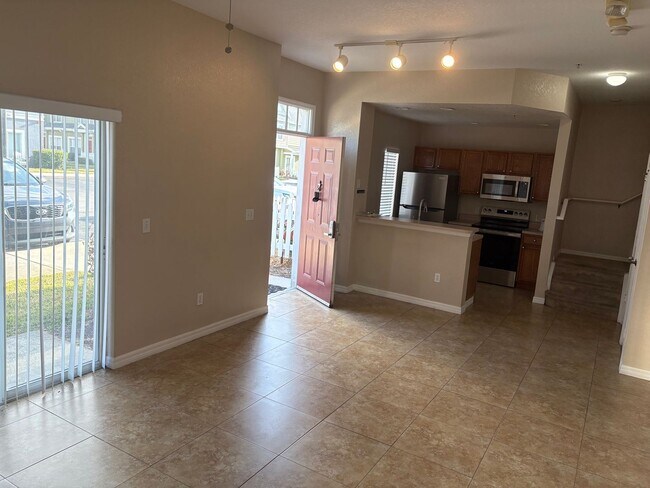 Foto del edificio - 4 bedroom and 3 bathroom Townhouse