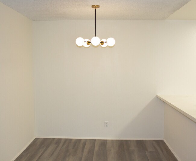 Foto del edificio - 4900 Overland Ave