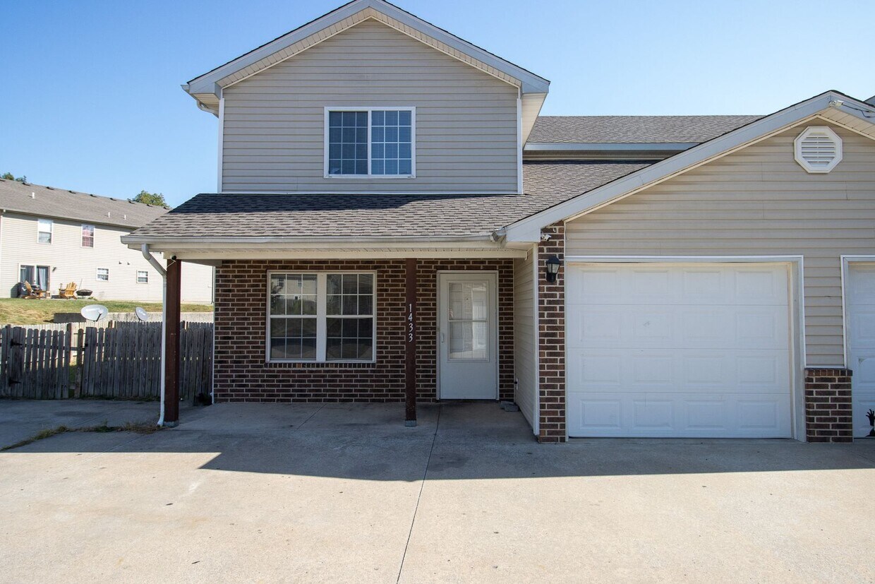 Primary Photo - 1433-1435 Bodie Drive