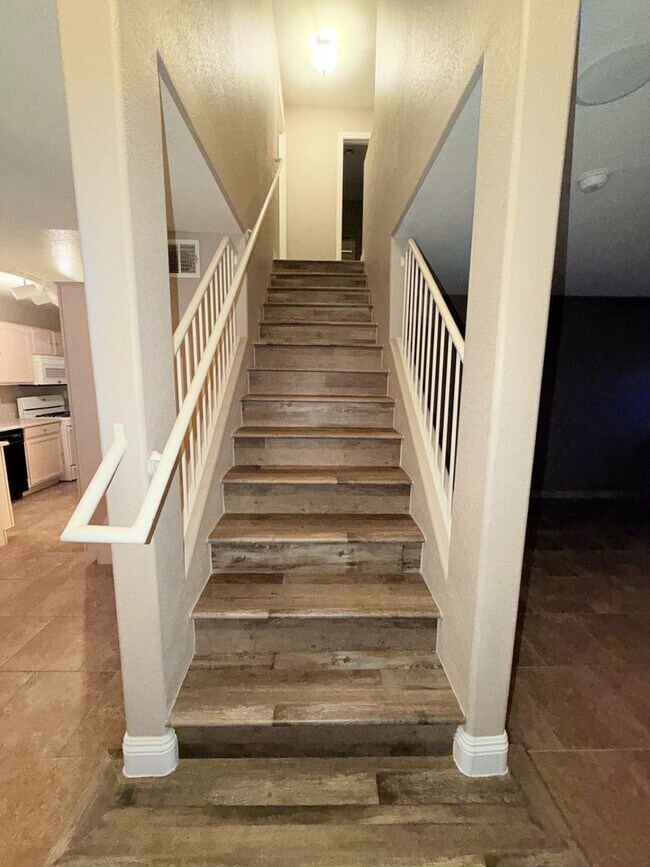 Building Photo - CHARMING 3 BEDROOM, 2.5 BATH TOWNHOME