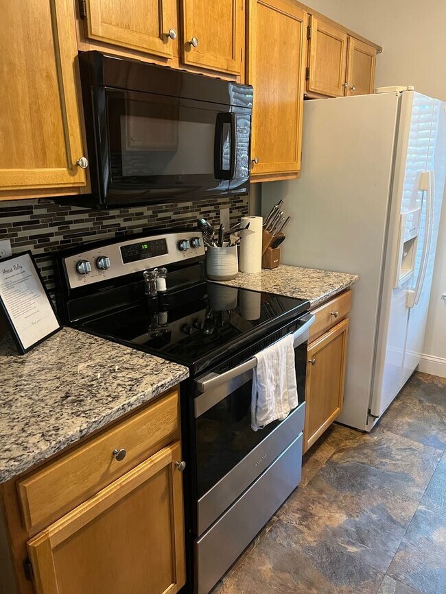 Foto del edificio - LARGE 3 BEDROOM TOWNHOME